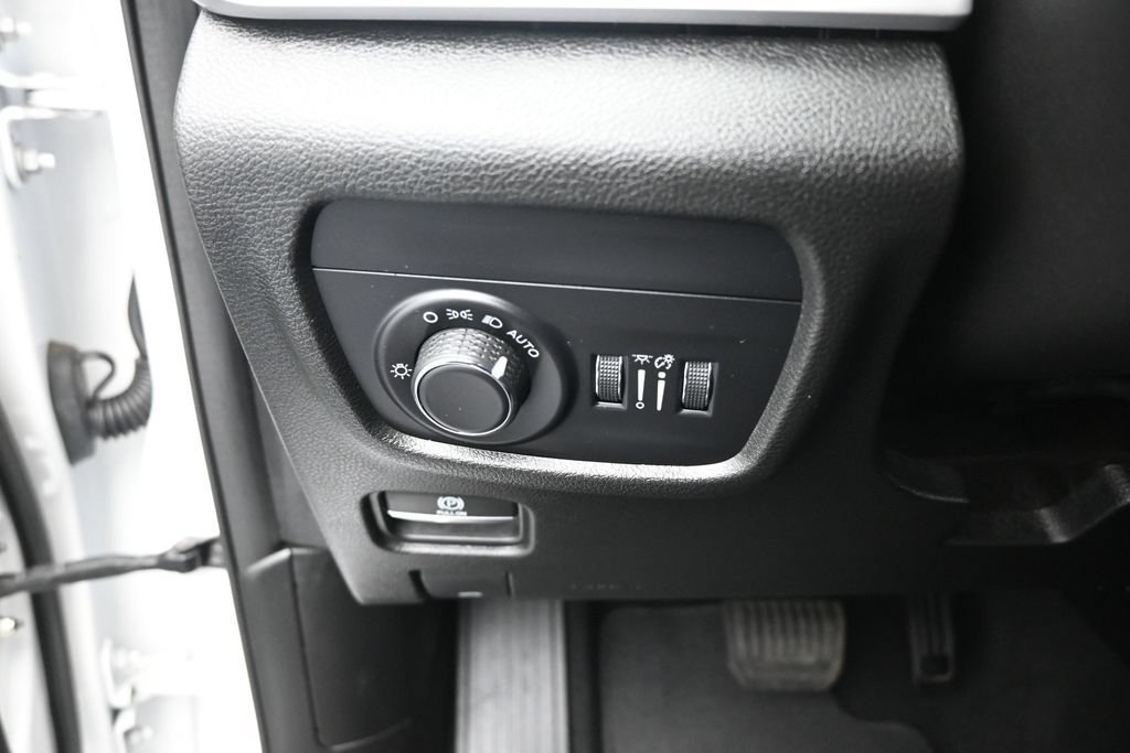 Used 2023 Jeep Grand Cherokee Laredo AWD/4WD image 13