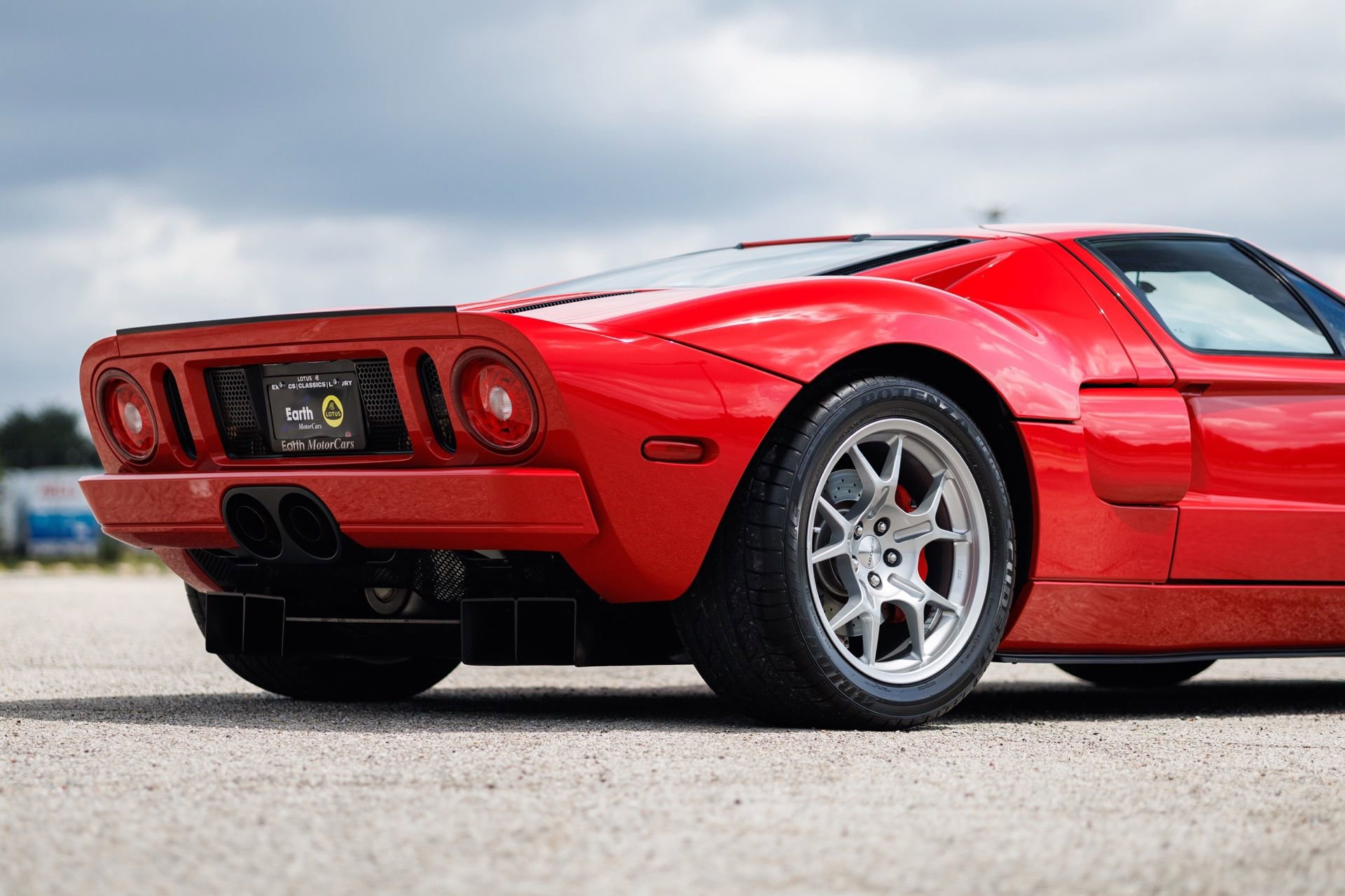 Used 2005 Ford GT RWD image 16