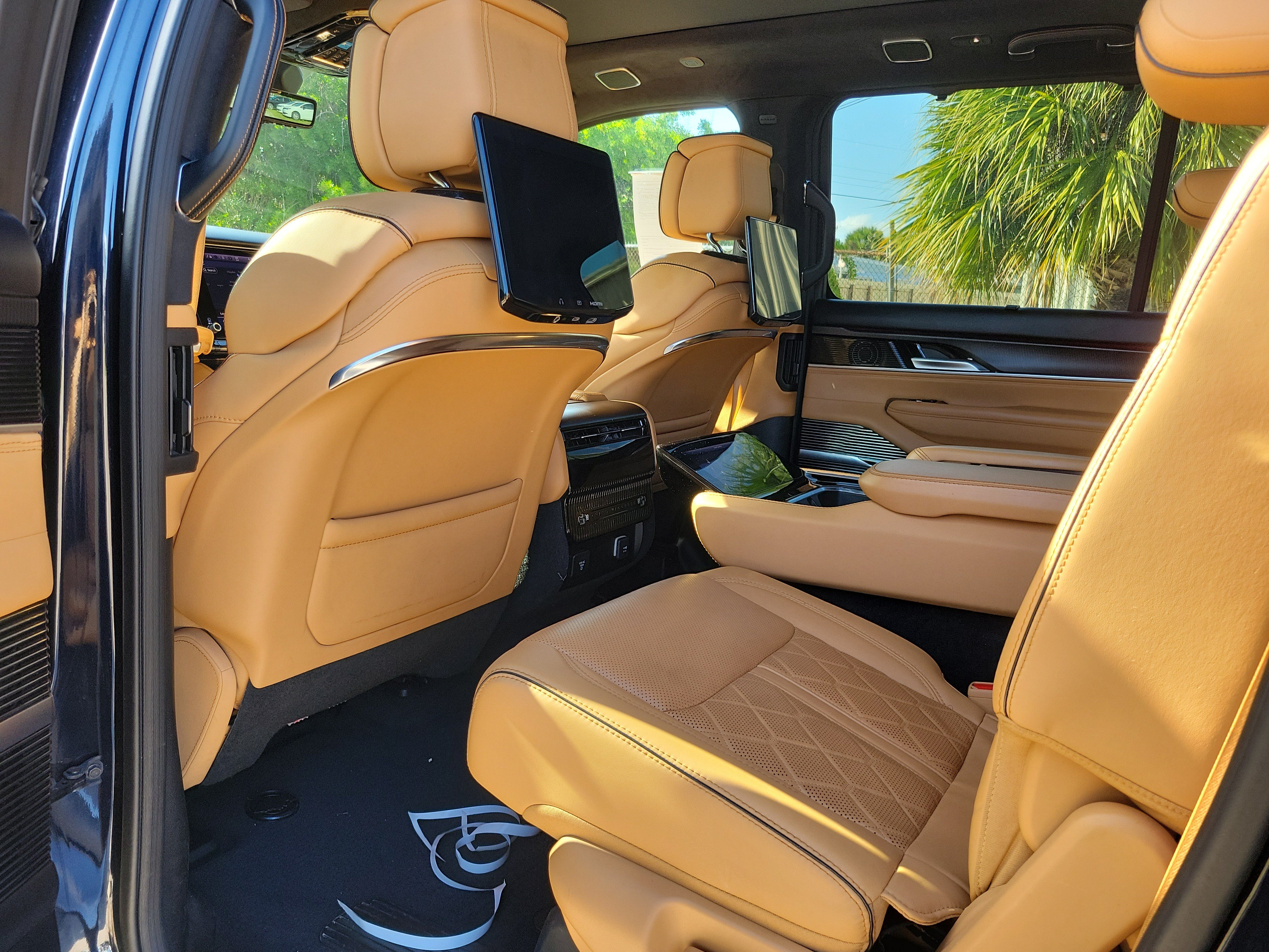 Used 2025 Jeep Grand Wagoneer Series III w/ Rear Seat Video Group 1 AWD/4WD image 9