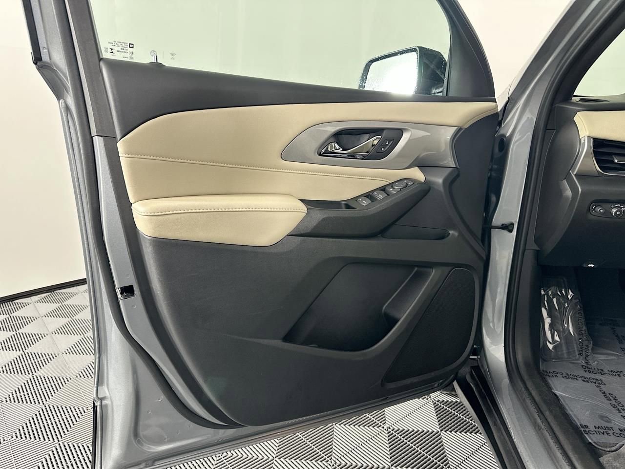 Used 2023 Chevrolet Traverse LS image 26