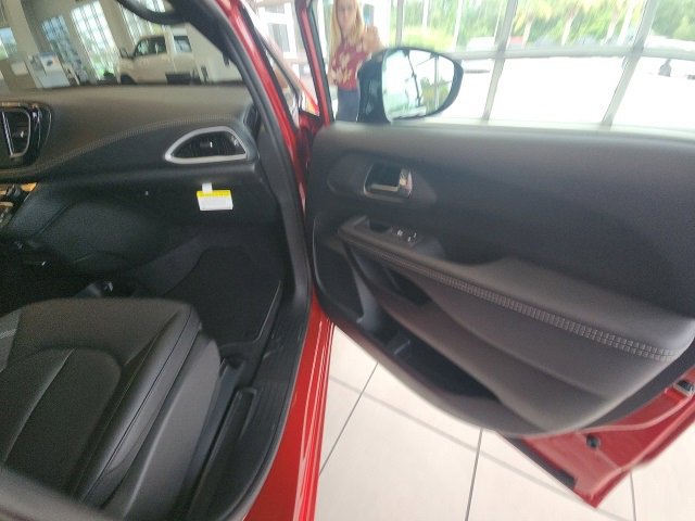 New 2026 Chrysler Pacifica Select image 21