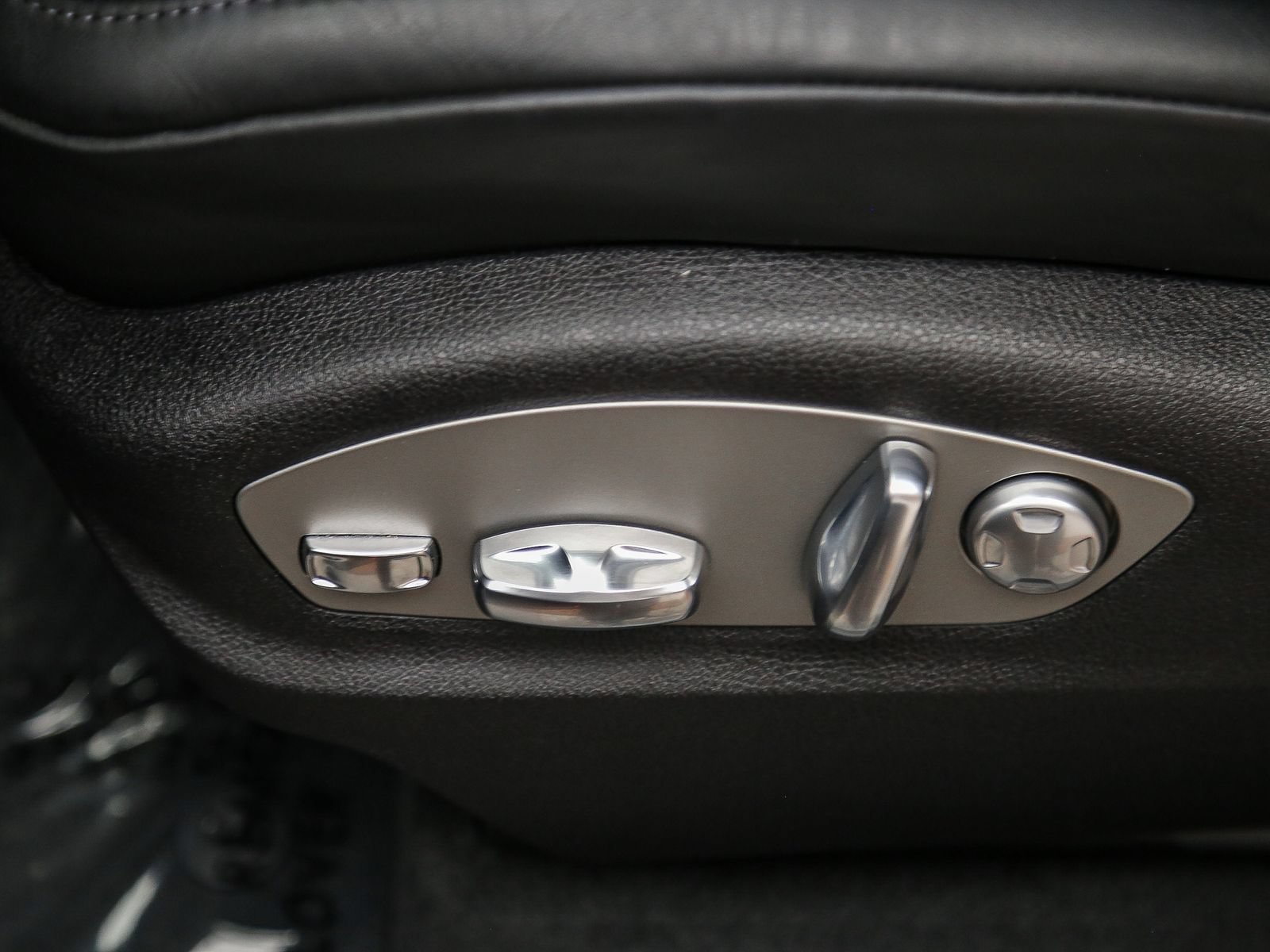 Certified 2026 Porsche Macan AWD/4WD image 25
