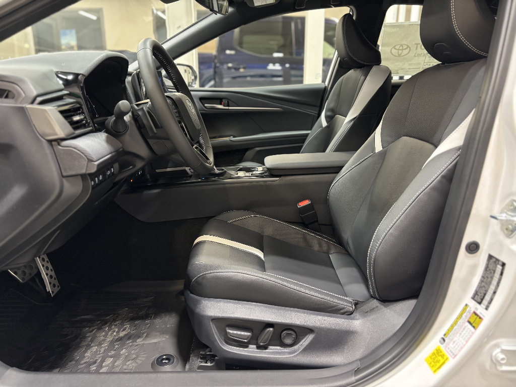 New 2026 Toyota Camry Hybrid FWD image 19
