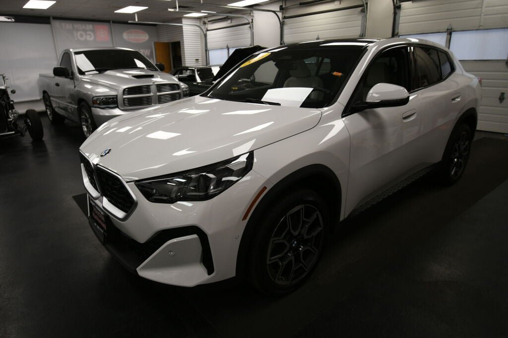 Used 2026 BMW X2 xDrive28i AWD/4WD image 3