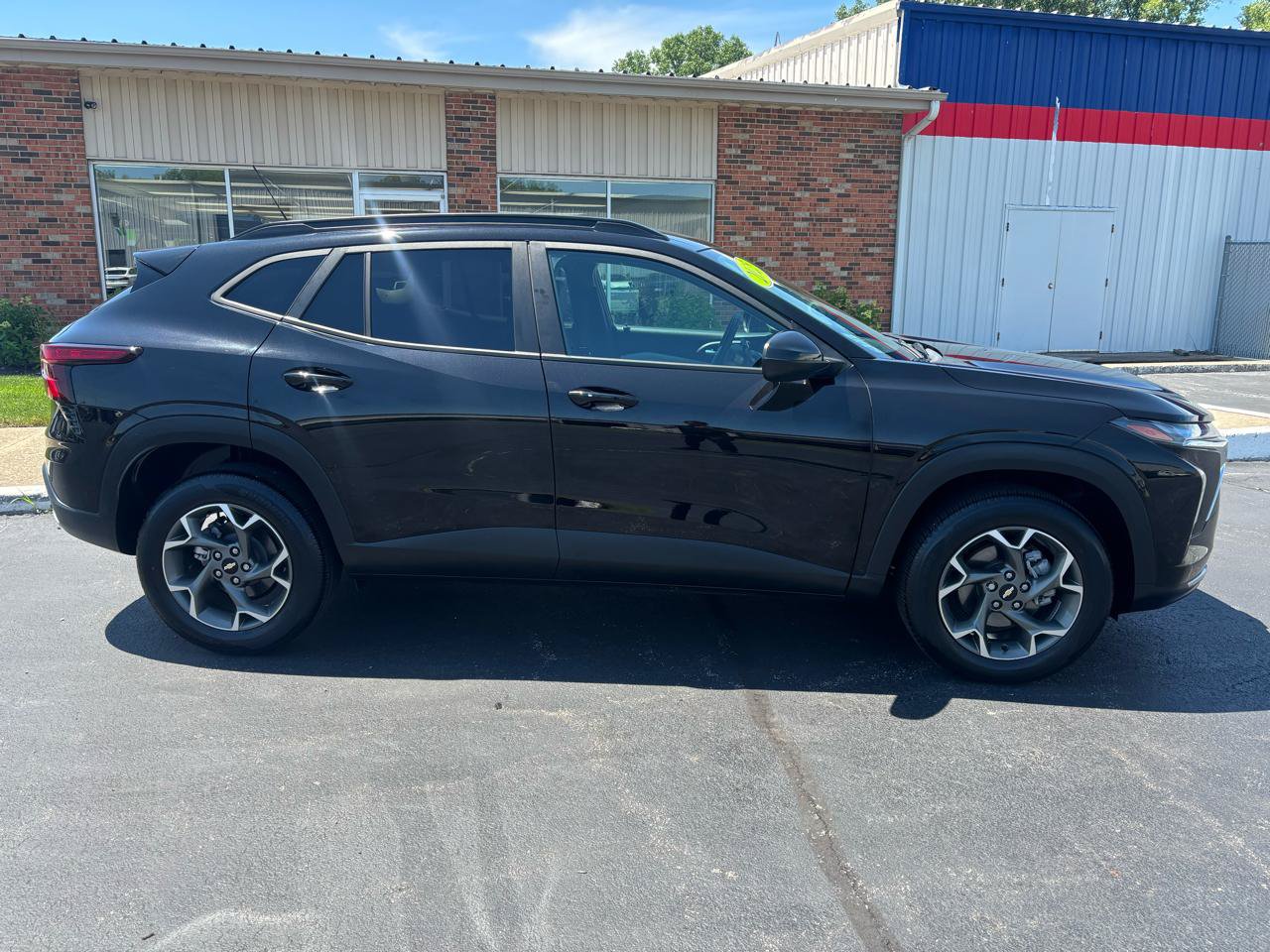 Used 2025 Chevrolet Trax LT w/ Driver Confidence Package FWD image 2