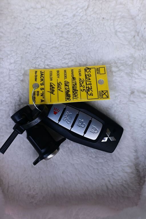 Used 2025 Mitsubishi Outlander SE image 22