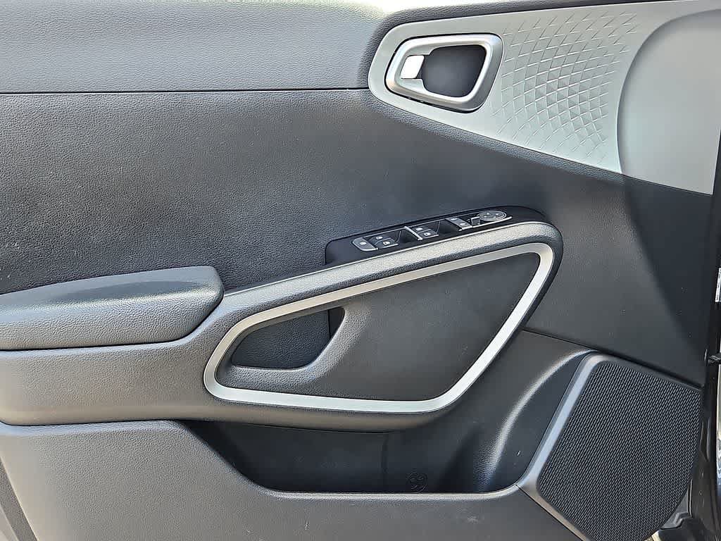 Used 2022 Kia Soul LX w/ Technology Package FWD image 11