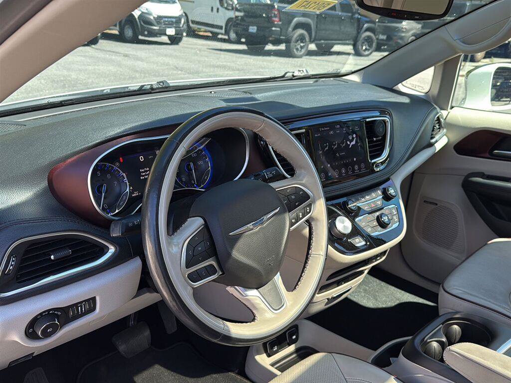 Used 2019 Chrysler Pacifica Limited w/ Tire & Wheel Group FWD image 13