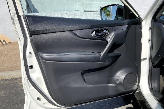 Used 2017 Nissan Rogue SV AWD/4WD image 22