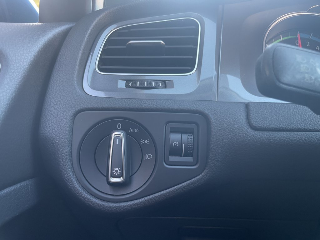 Used 2016 Volkswagen e-Golf SE w/ DC Fast Charging Package image 23