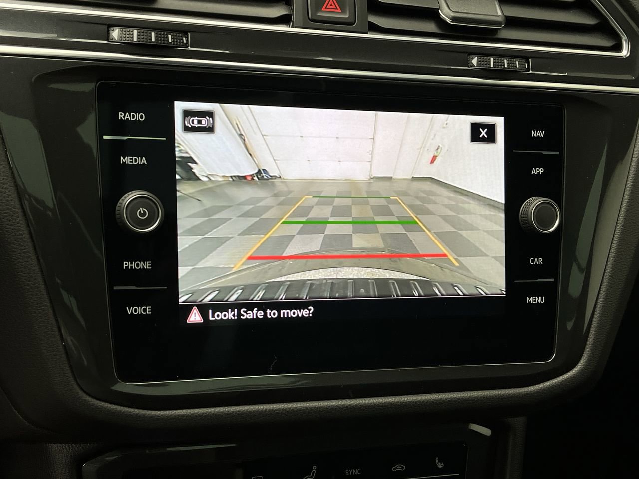 Used 2022 Volkswagen Tiguan SEL R-Line AWD/4WD image 6