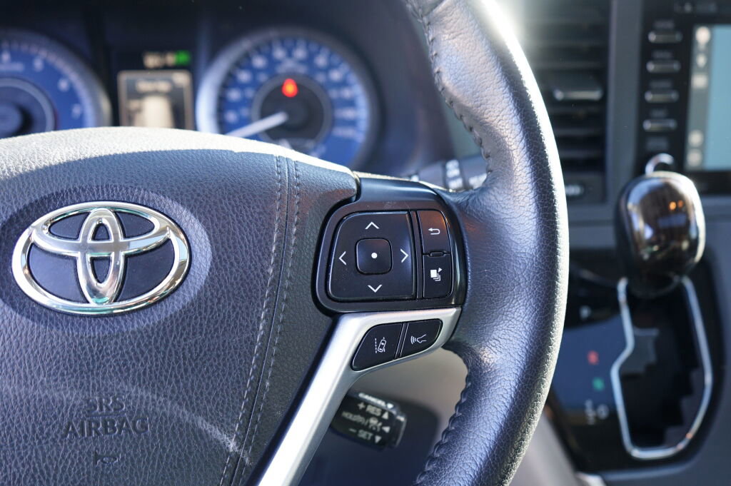 Used 2020 Toyota Sienna XLE w/ XLE Navigation Package image 27