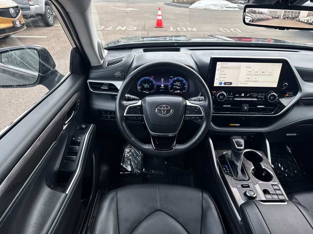 Used 2024 Toyota Highlander Platinum image 13