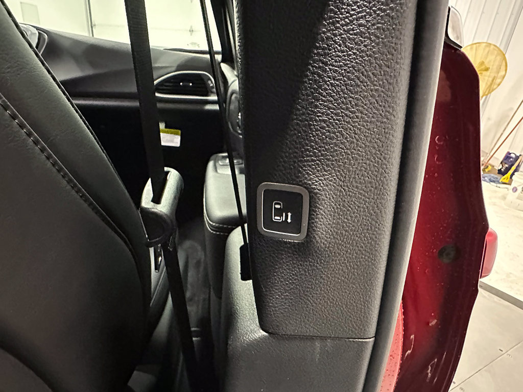 Used 2027 Chrysler Pacifica LX FWD image 28