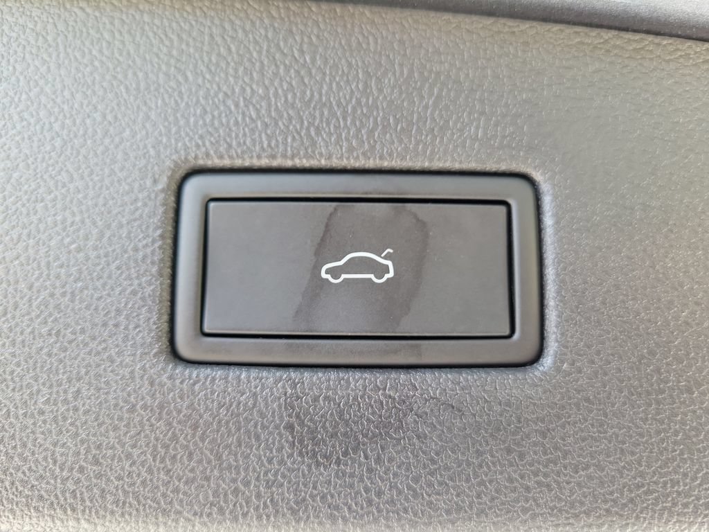 Used 2022 Volkswagen Tiguan SE w/ Panoramic Sunroof Package FWD image 10