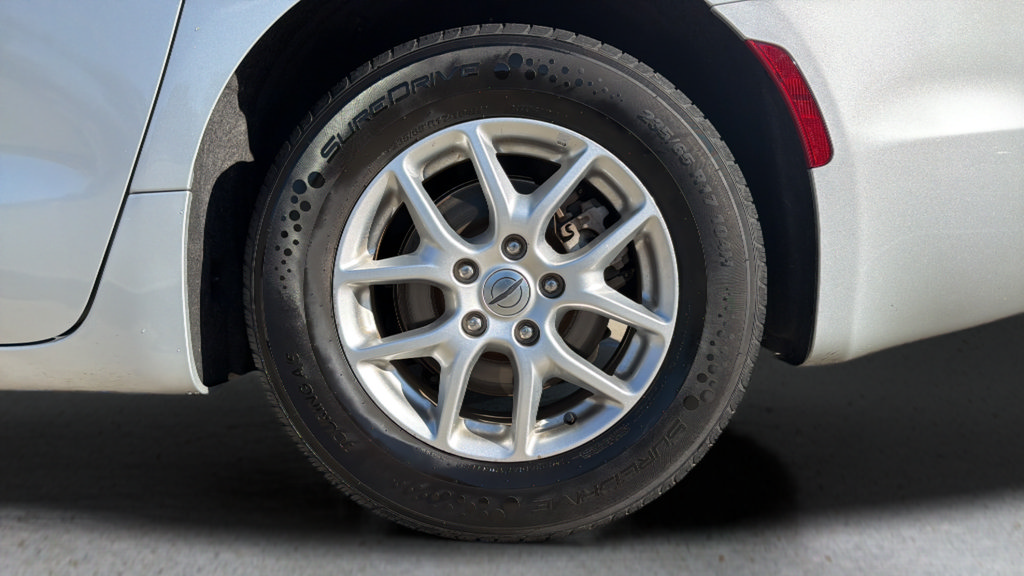 Used 2024 Chrysler Pacifica Touring-L FWD image 10