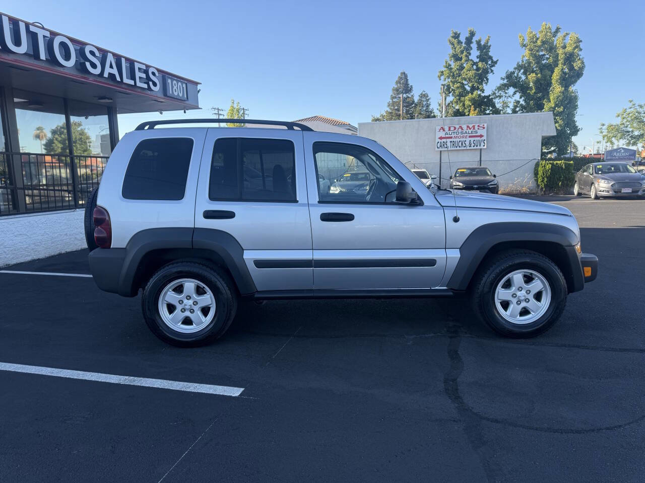 Used 2007 Jeep Liberty Sport AWD/4WD image 2