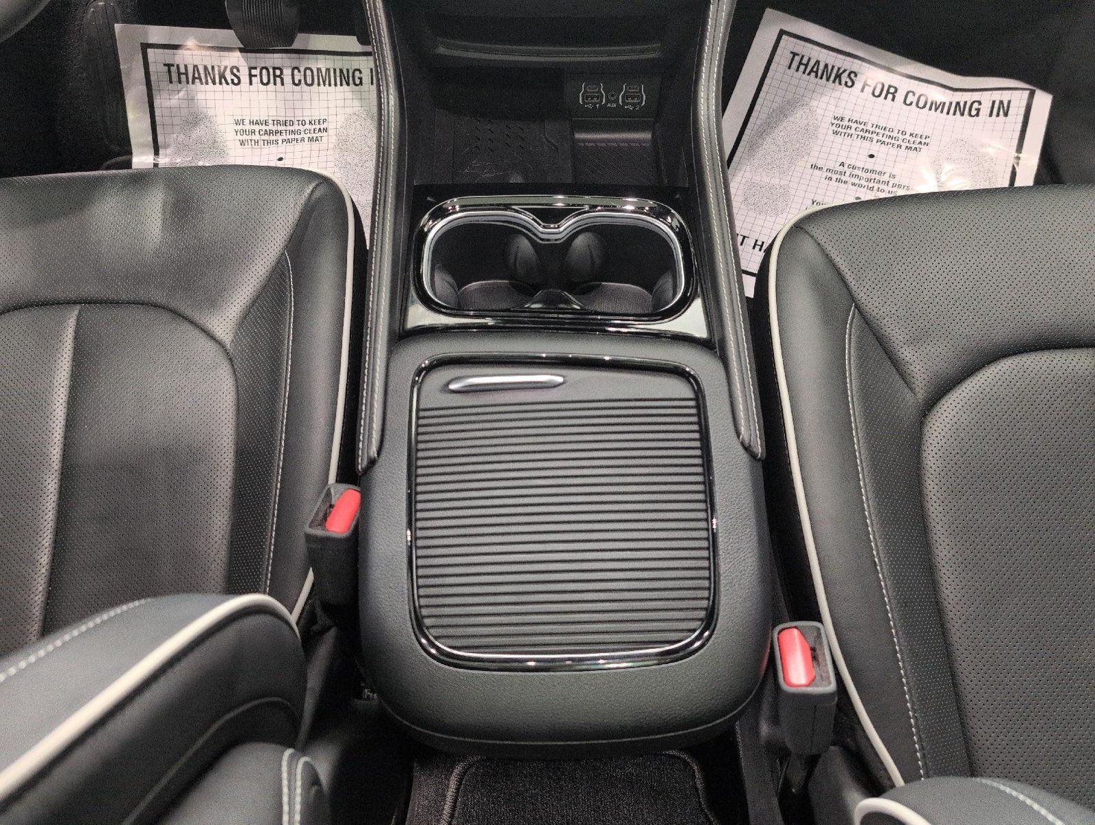 Used 2025 Chrysler Pacifica Premium FWD image 17
