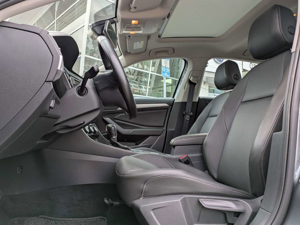 Used 2019 Volkswagen Jetta SE FWD image 2