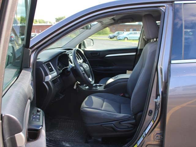 Used 2014 Toyota Highlander LE AWD/4WD image 11