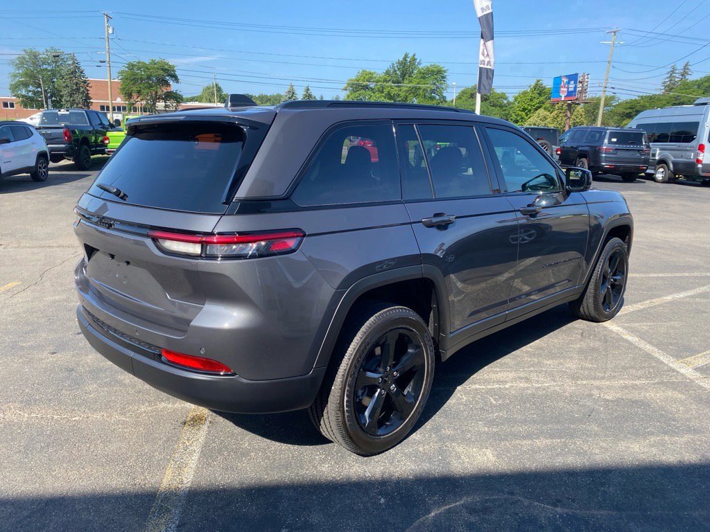 Used 2025 Jeep Grand Cherokee Altitude image 5