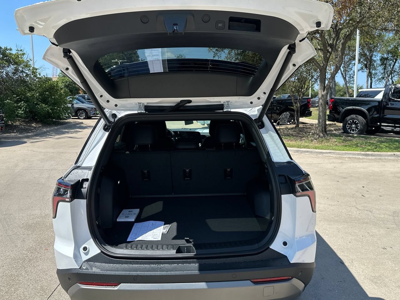 New 2027 Chevrolet Equinox LT w/ Convenience Package II FWD image 23