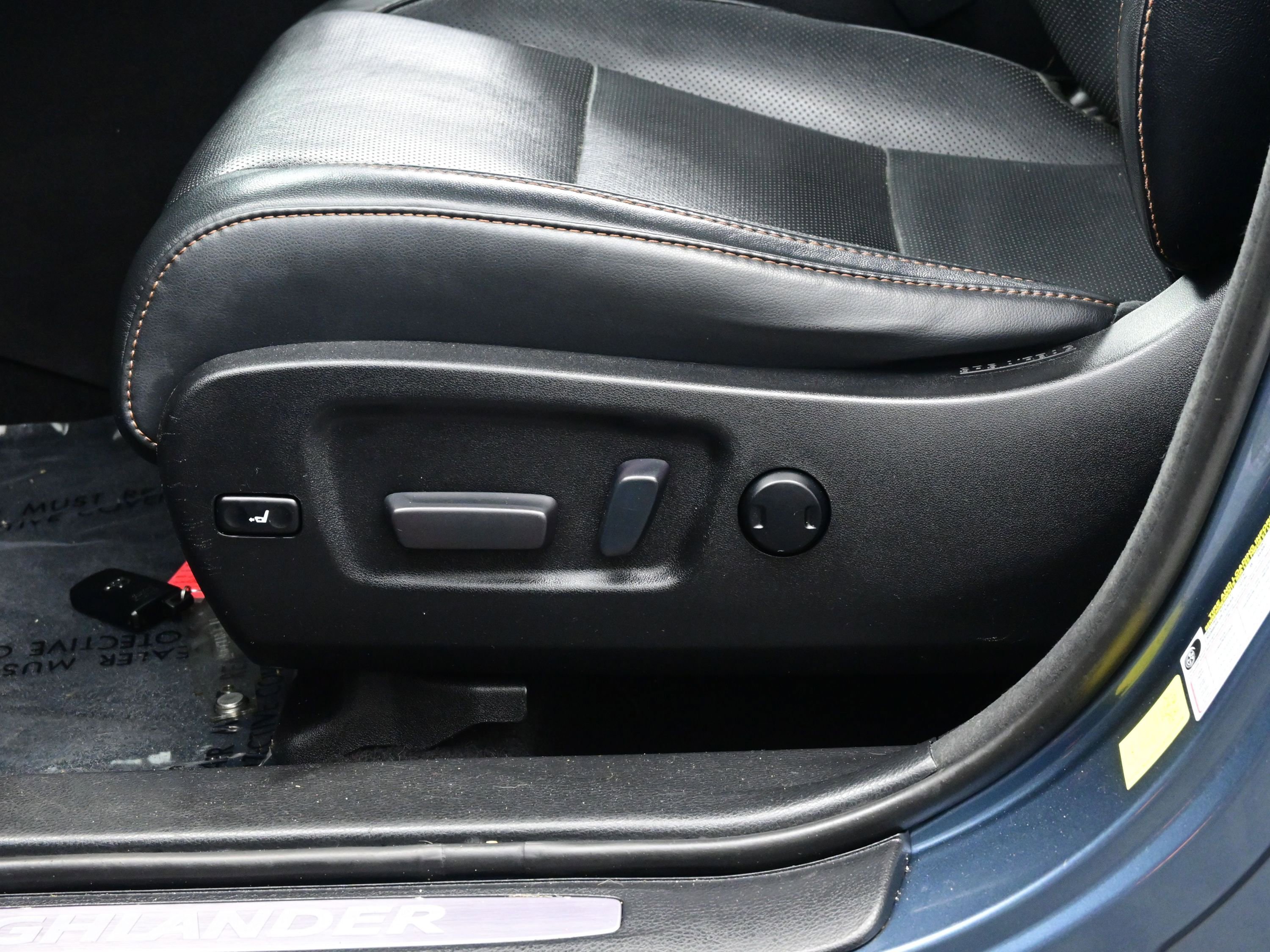 Used 2017 Toyota Highlander Limited image 11