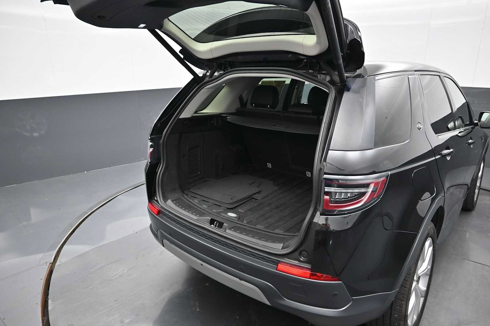 Used 2020 Land Rover Discovery Sport SE AWD/4WD image 16