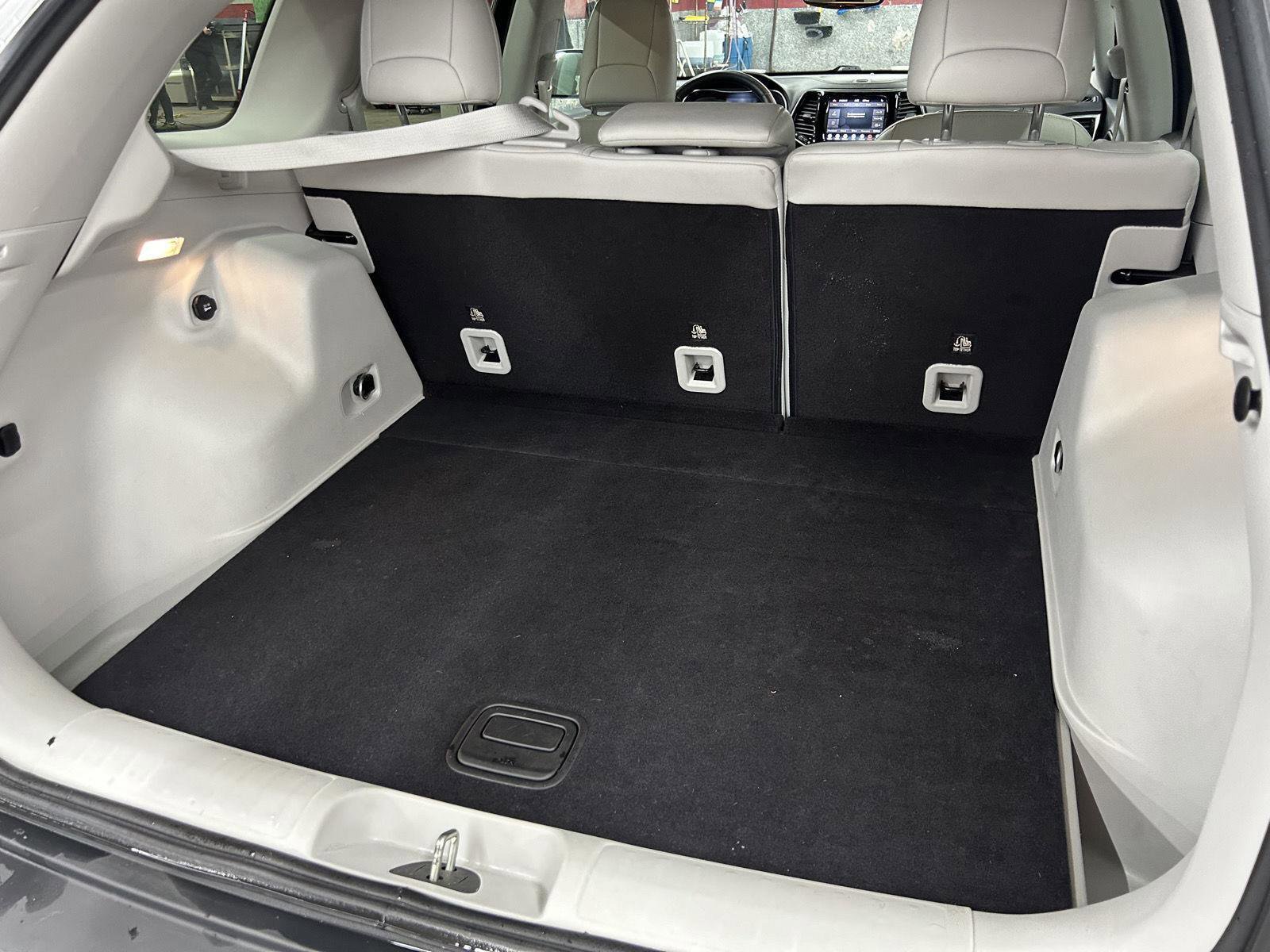 Used 2019 Jeep Cherokee Limited image 9