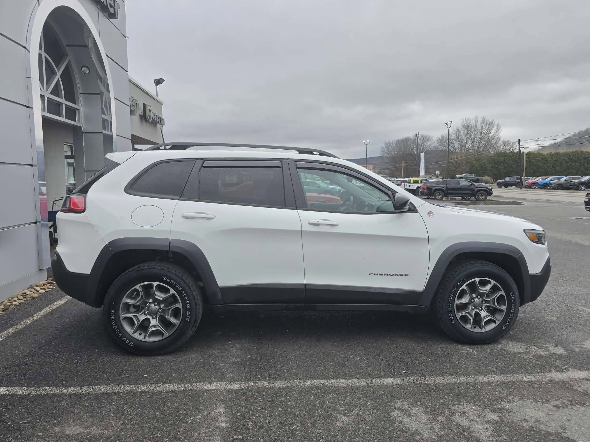 Used 2022 Jeep Cherokee Trailhawk w/ Premium Leather Package AWD/4WD image 2