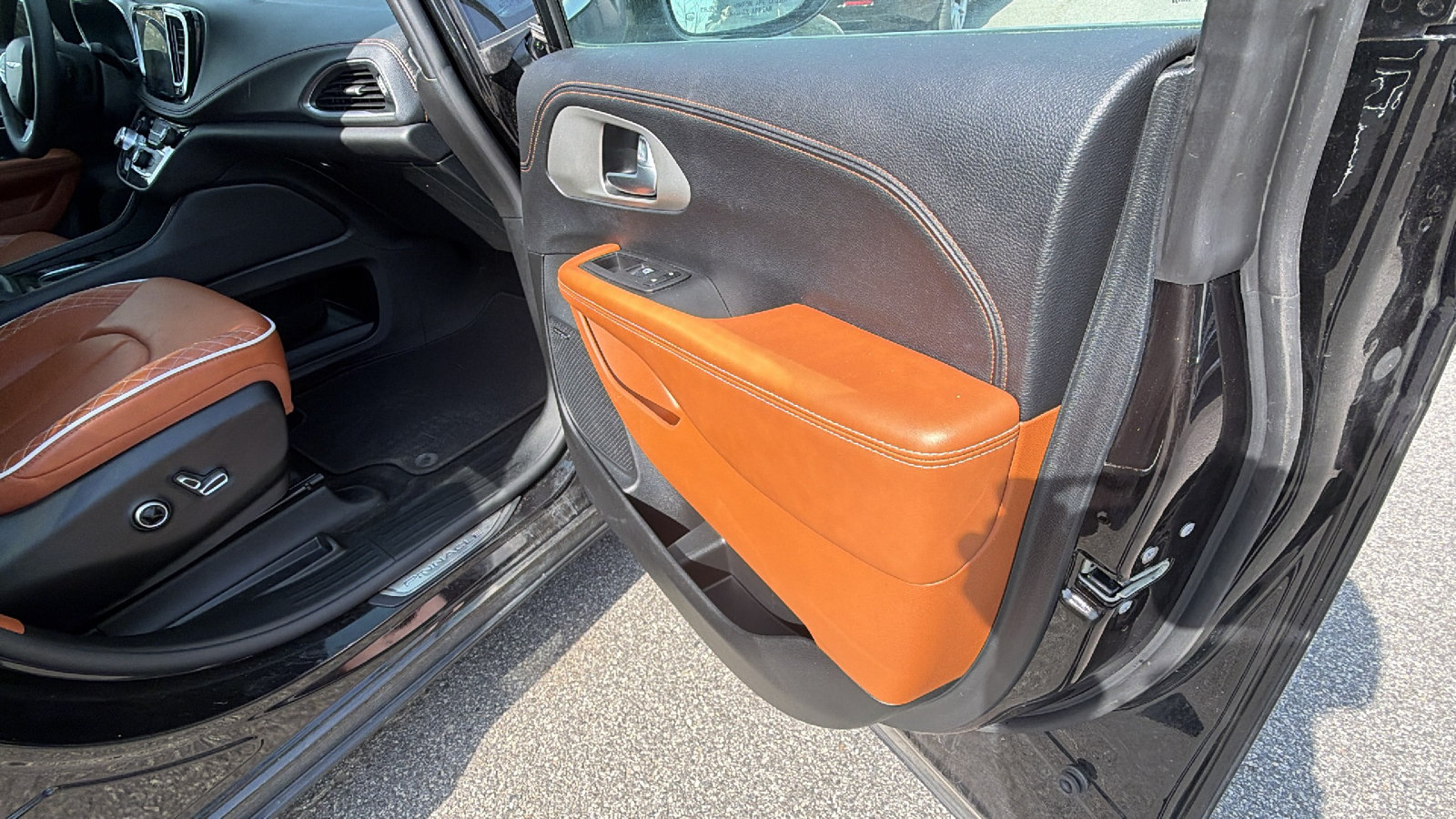 Used 2025 Chrysler Pacifica Pinnacle FWD image 19