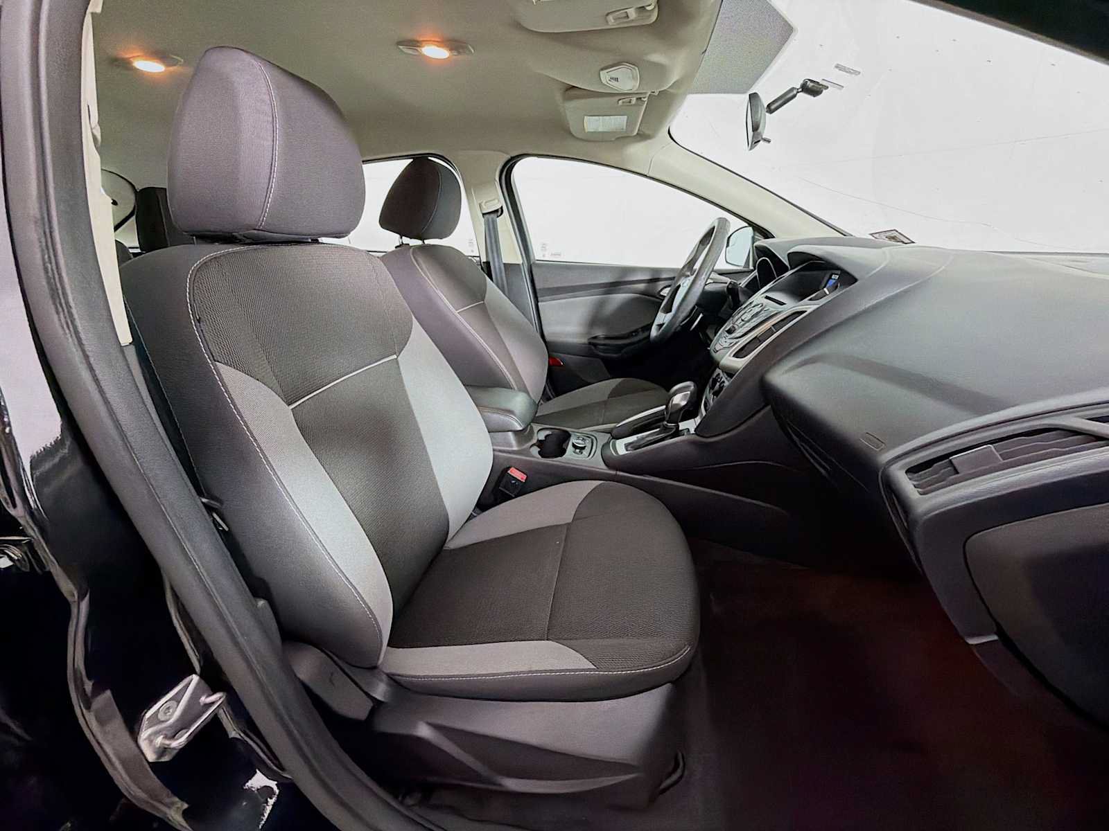 Used 2013 Ford Focus SE w/ SE Winter Pkg FWD image 24