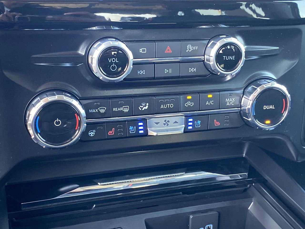 New 2026 Ford F250 Lariat w/ Black Appearance Package image 25