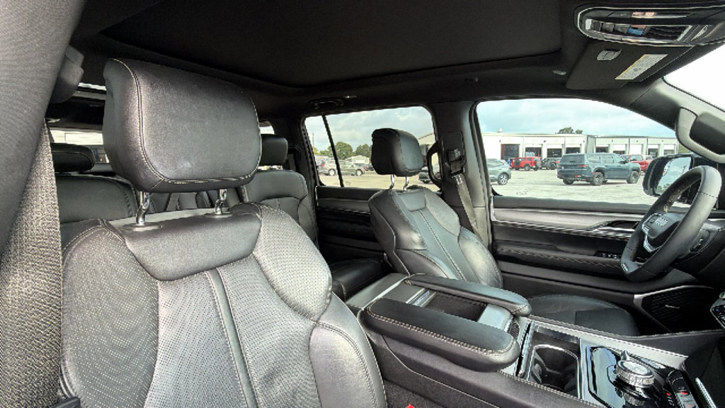 Used 2023 Jeep Wagoneer Series II AWD/4WD image 33