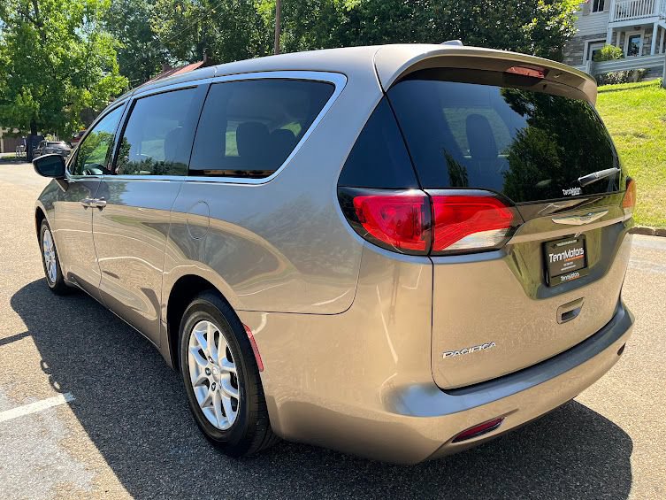 Used 2017 Chrysler Pacifica Touring FWD image 35