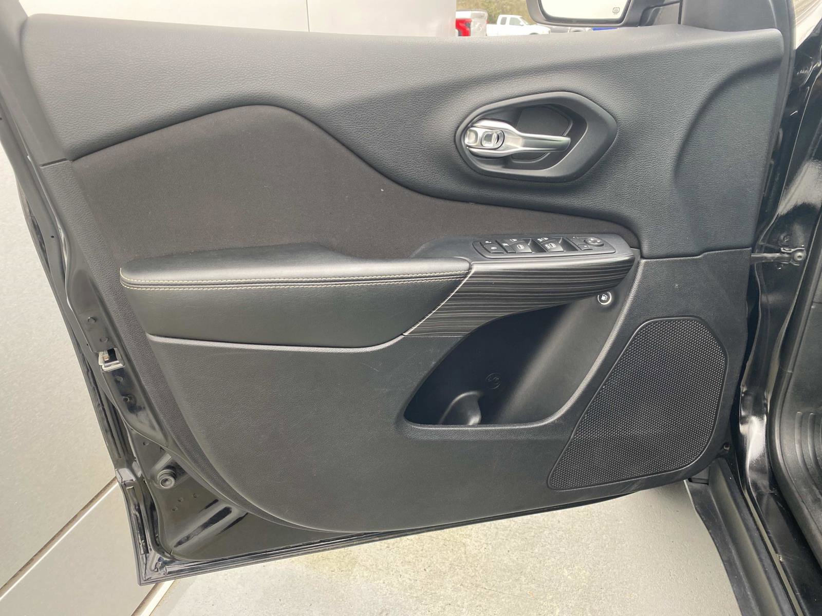 Used 2017 Jeep Cherokee Latitude w/ Safety/Convenience Group image 16