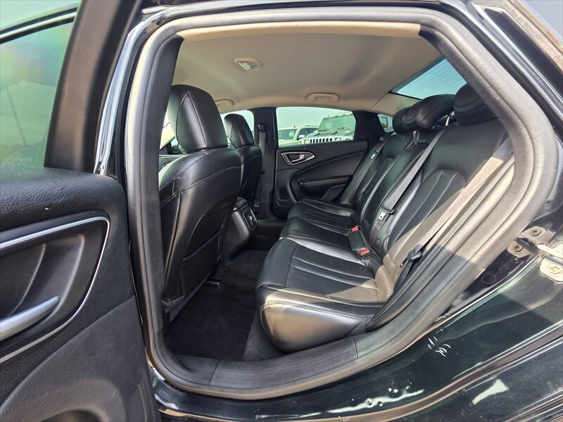 Used 2016 Chrysler 200 Limited FWD image 12
