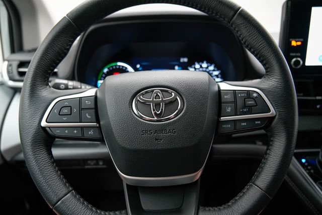 Used 2025 Toyota Sienna XLE FWD image 8