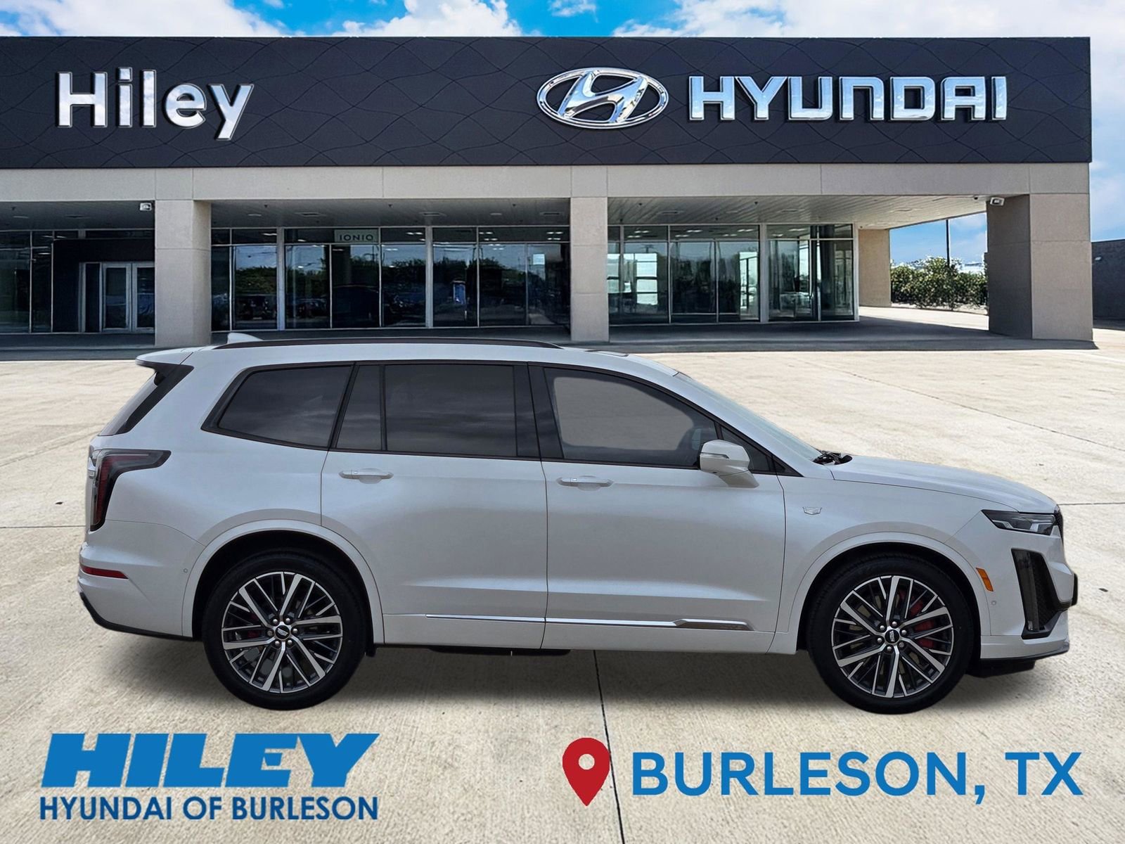 Used 2023 Cadillac XT6 Sport w/ Technology Package AWD/4WD image 3