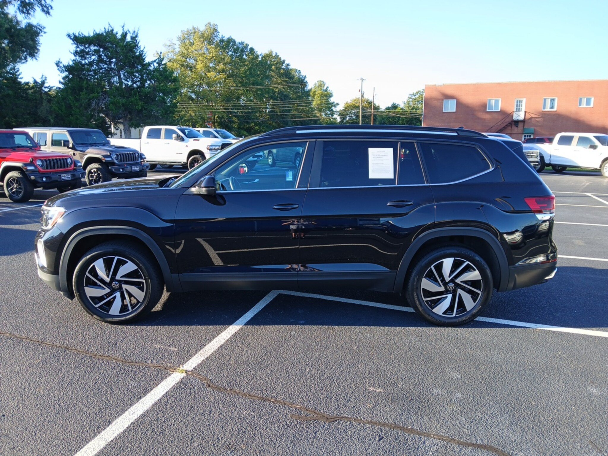 Used 2025 Volkswagen Atlas SE FWD image 12