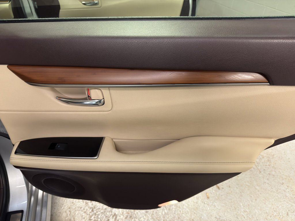 Used 2016 Lexus ES 300h image 25