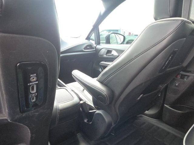 Used 2023 Chrysler Pacifica Limited w/ Uconnect Theater Family Group image 7