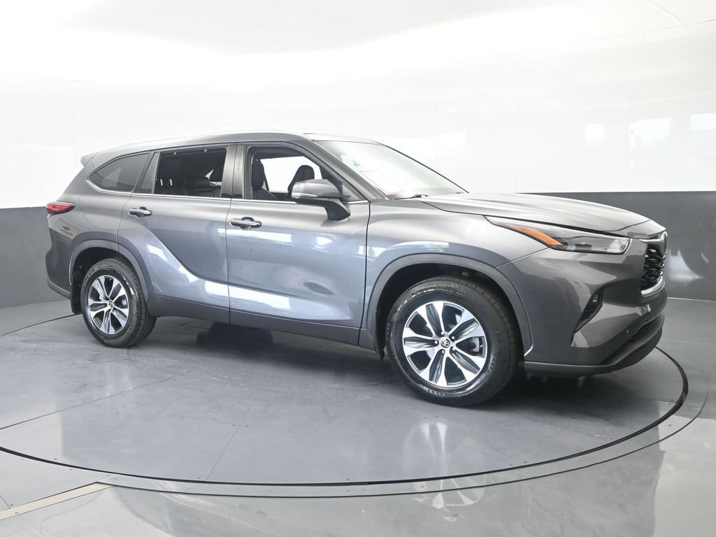 Used 2022 Toyota Highlander XLE AWD/4WD image 8