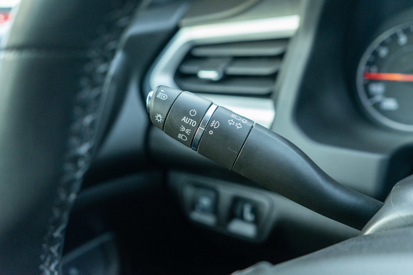 Used 2023 GMC Acadia SLT w/ Preferred Package image 25