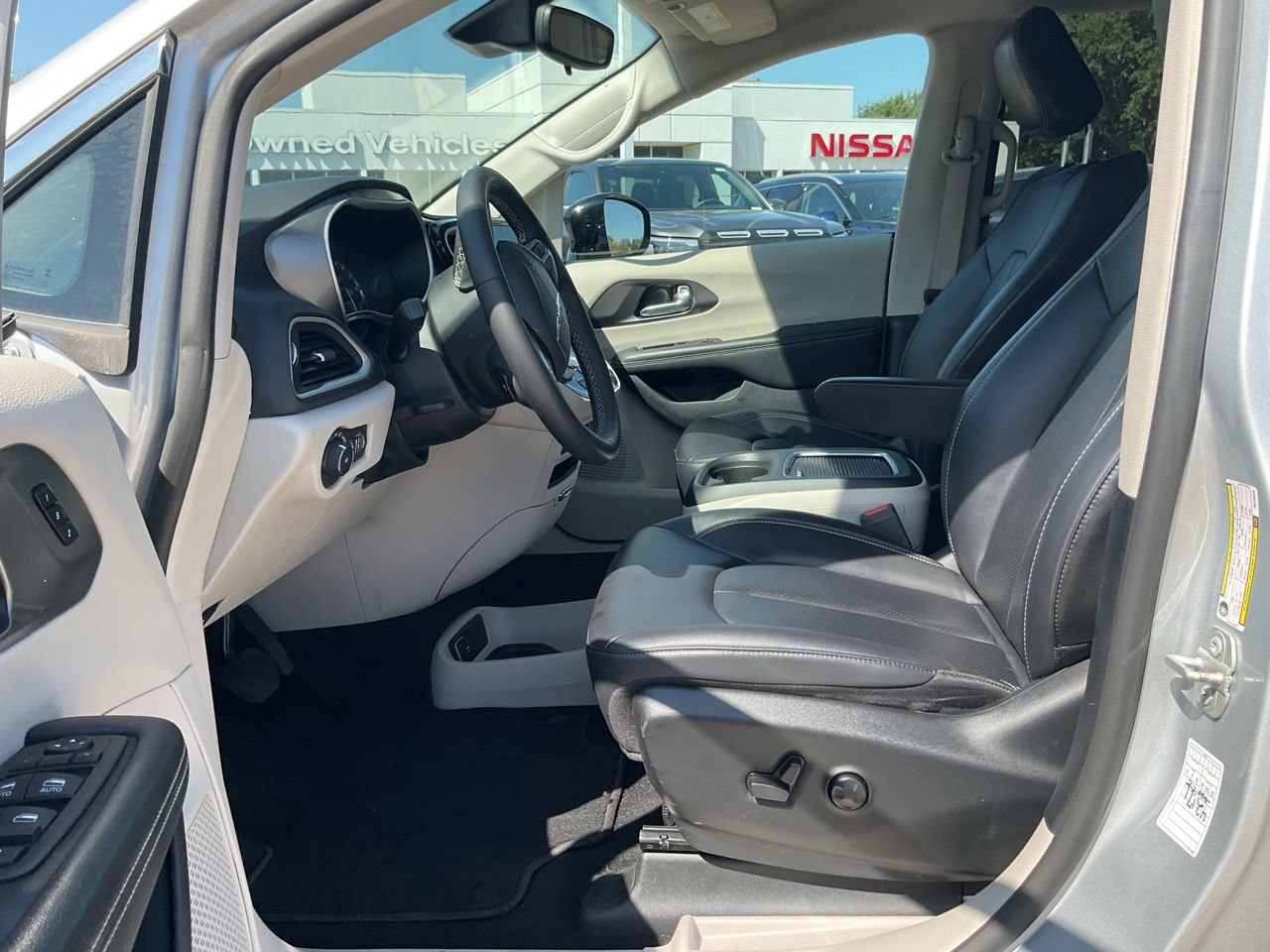Used 2024 Chrysler Pacifica Touring-L FWD image 7