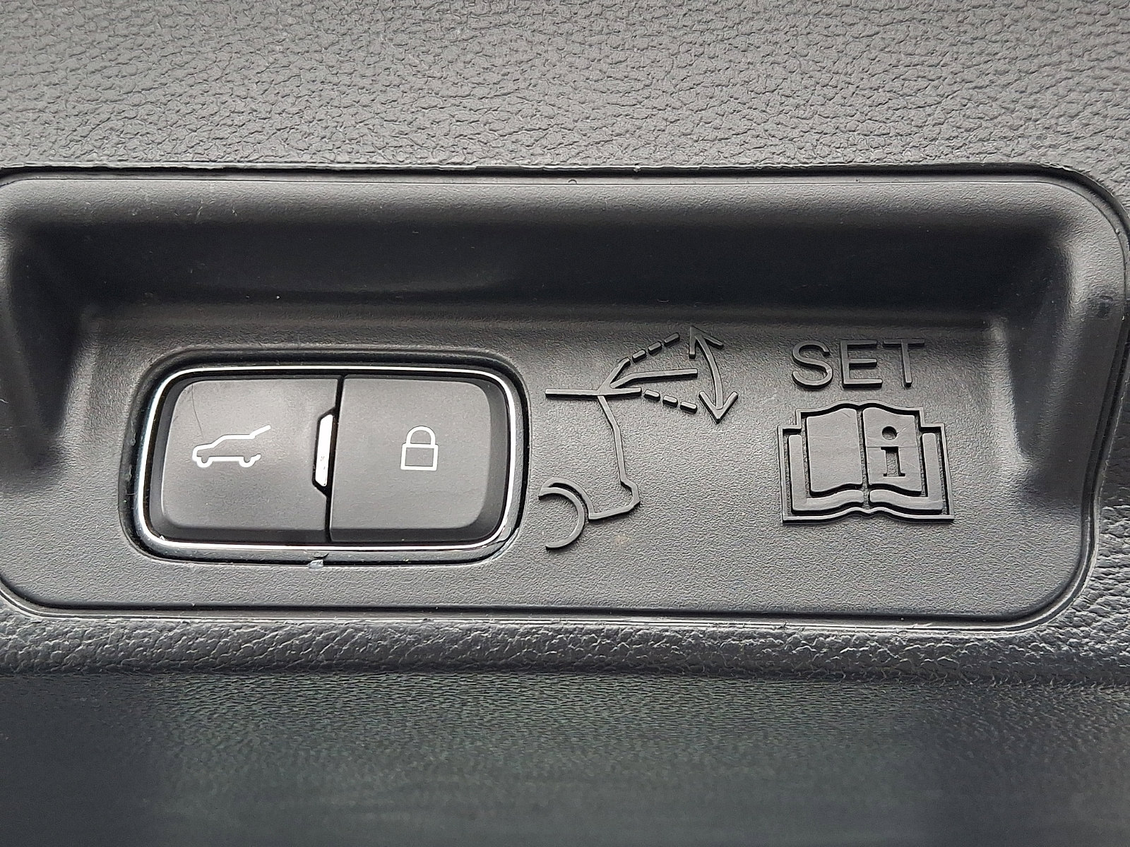 Used 2020 Ford Explorer Platinum w/ Premium Technology Package image 32