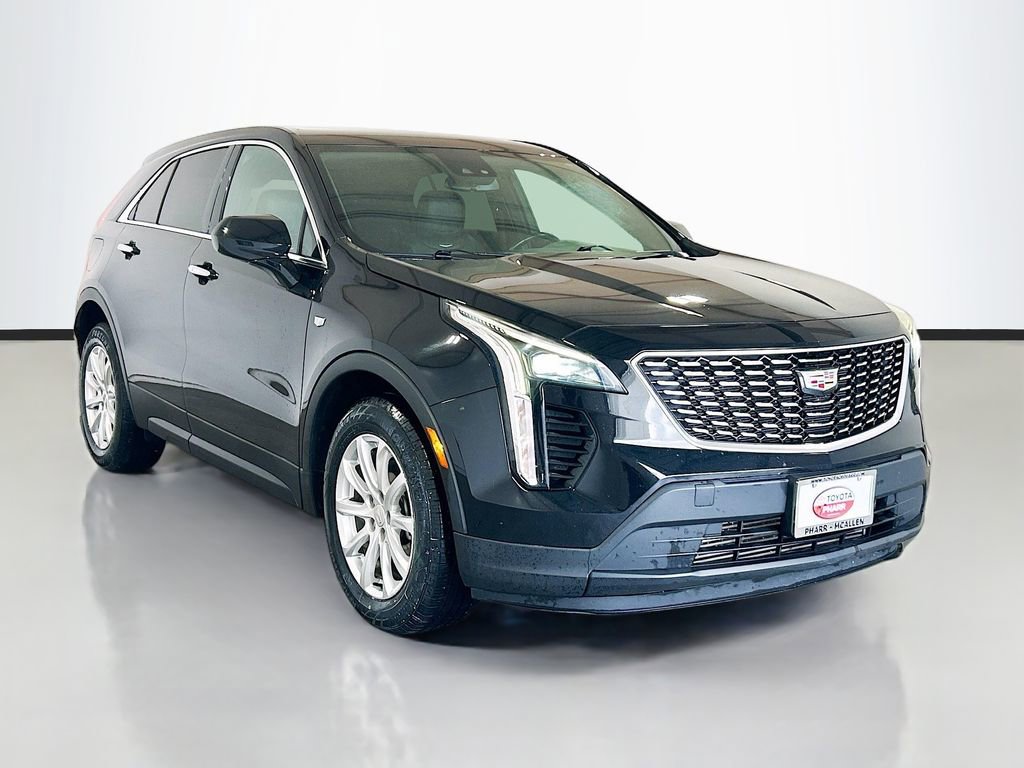 Used 2022 Cadillac XT4 Luxury w/ Cold Weather Package FWD image 3
