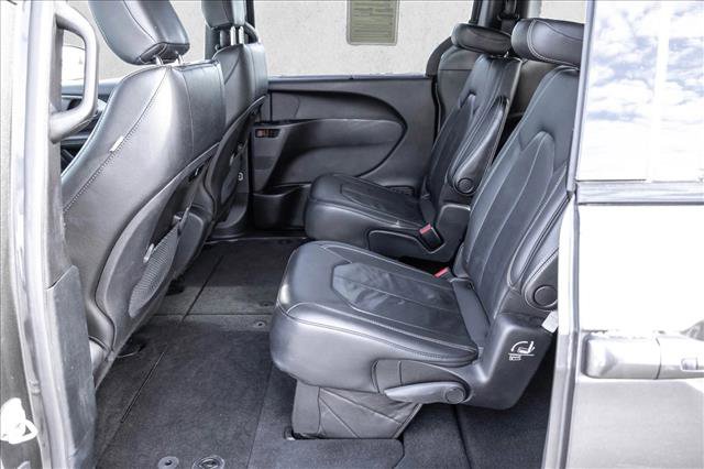 Used 2020 Chrysler Pacifica Touring-L image 21