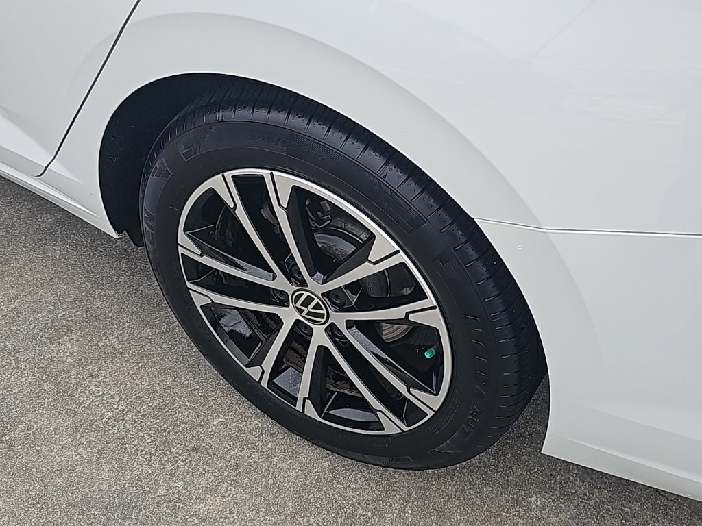 Used 2024 Volkswagen Jetta Sport image 8