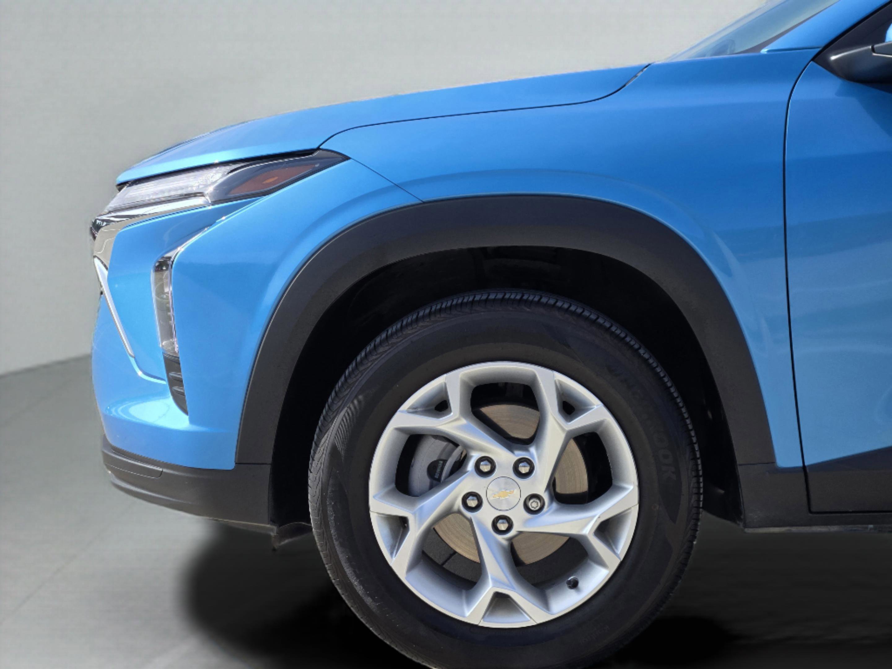 Used 2025 Chevrolet Trax LS w/ LS Convenience Package FWD image 29
